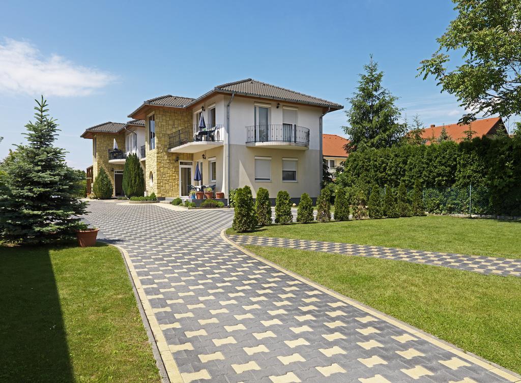 Balatonlelle Apartmanhaz Bilik gambar